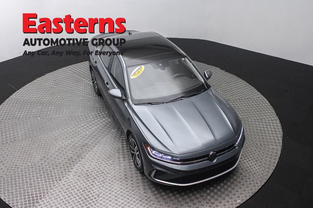 Used 2025 Volkswagen Jetta SE FWD image 4