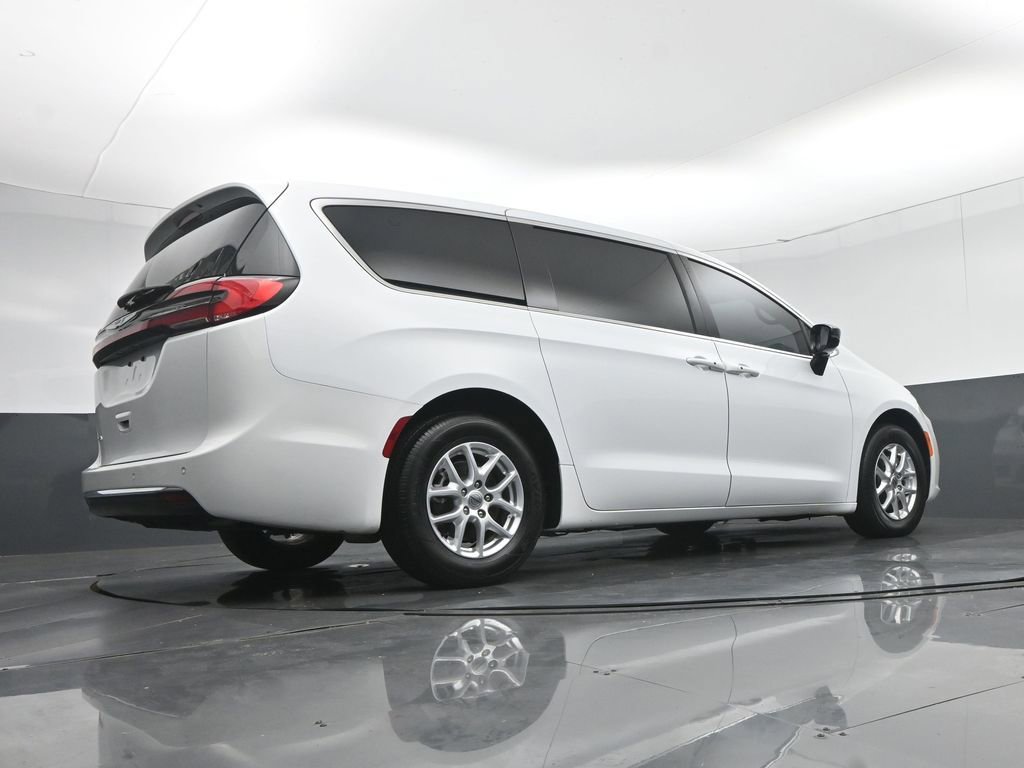 Used 2024 Chrysler Pacifica Touring image 71