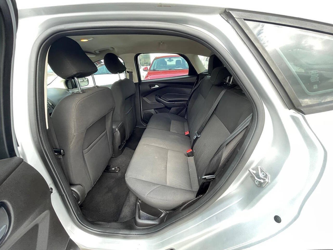 Used 2016 Ford Focus SE w/ SE Sport Package FWD image 5