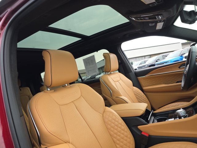Used 2025 Jeep Grand Cherokee L Summit AWD/4WD image 45