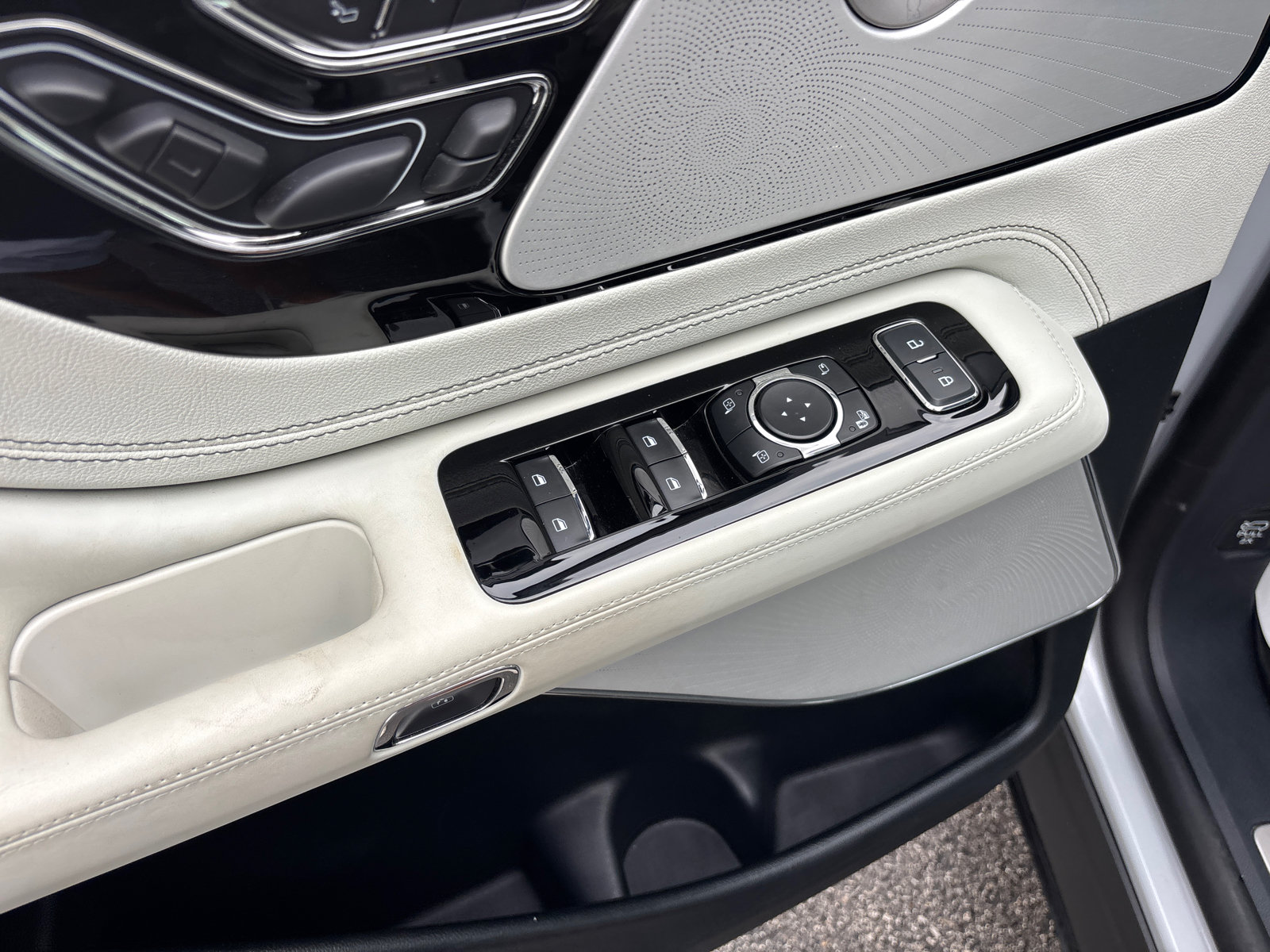 Certified 2025 Lincoln Aviator Black Label AWD/4WD image 13