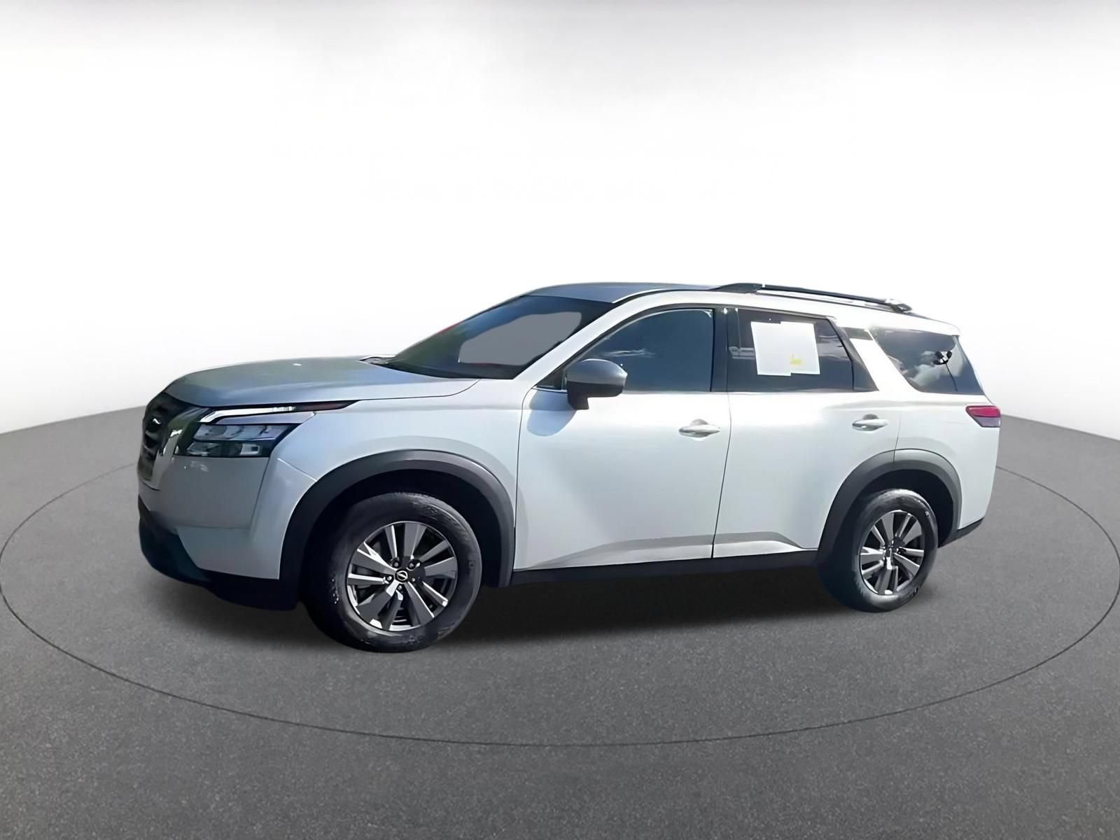 Used 2025 Nissan Pathfinder SV FWD image 3