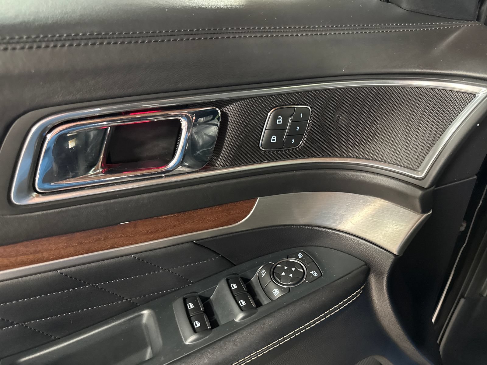 Used 2018 Ford Explorer Platinum AWD/4WD image 16