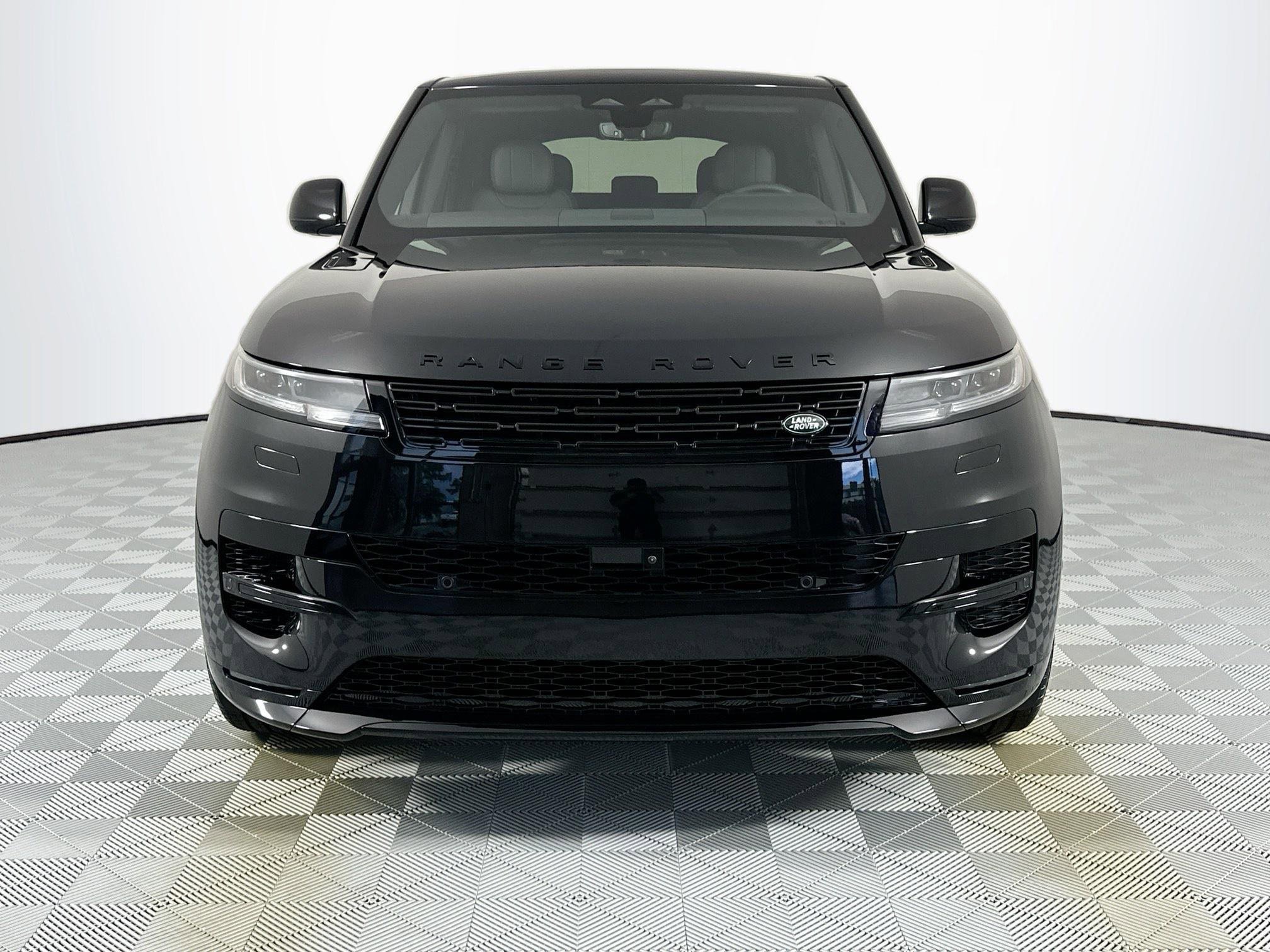 Used 2025 Land Rover Range Rover Sport Dynamic SE image 2