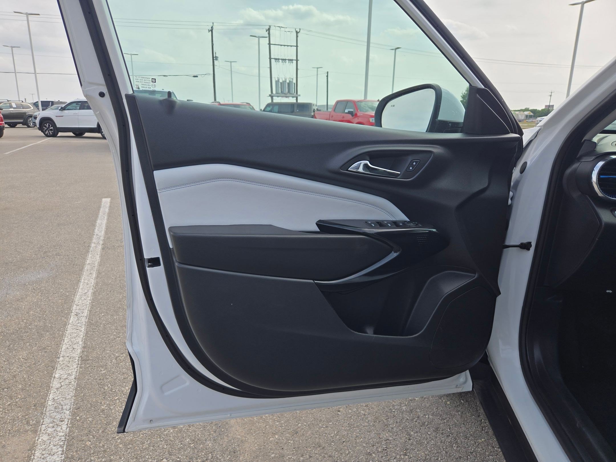 Certified 2025 Chevrolet Trax LT w/ Driver Confidence Package FWD image 12