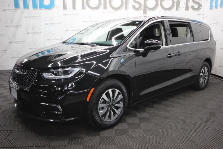 Used 2023 Chrysler Pacifica Touring-L image 2
