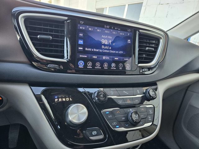 Used 2017 Chrysler Pacifica Touring-L FWD image 8