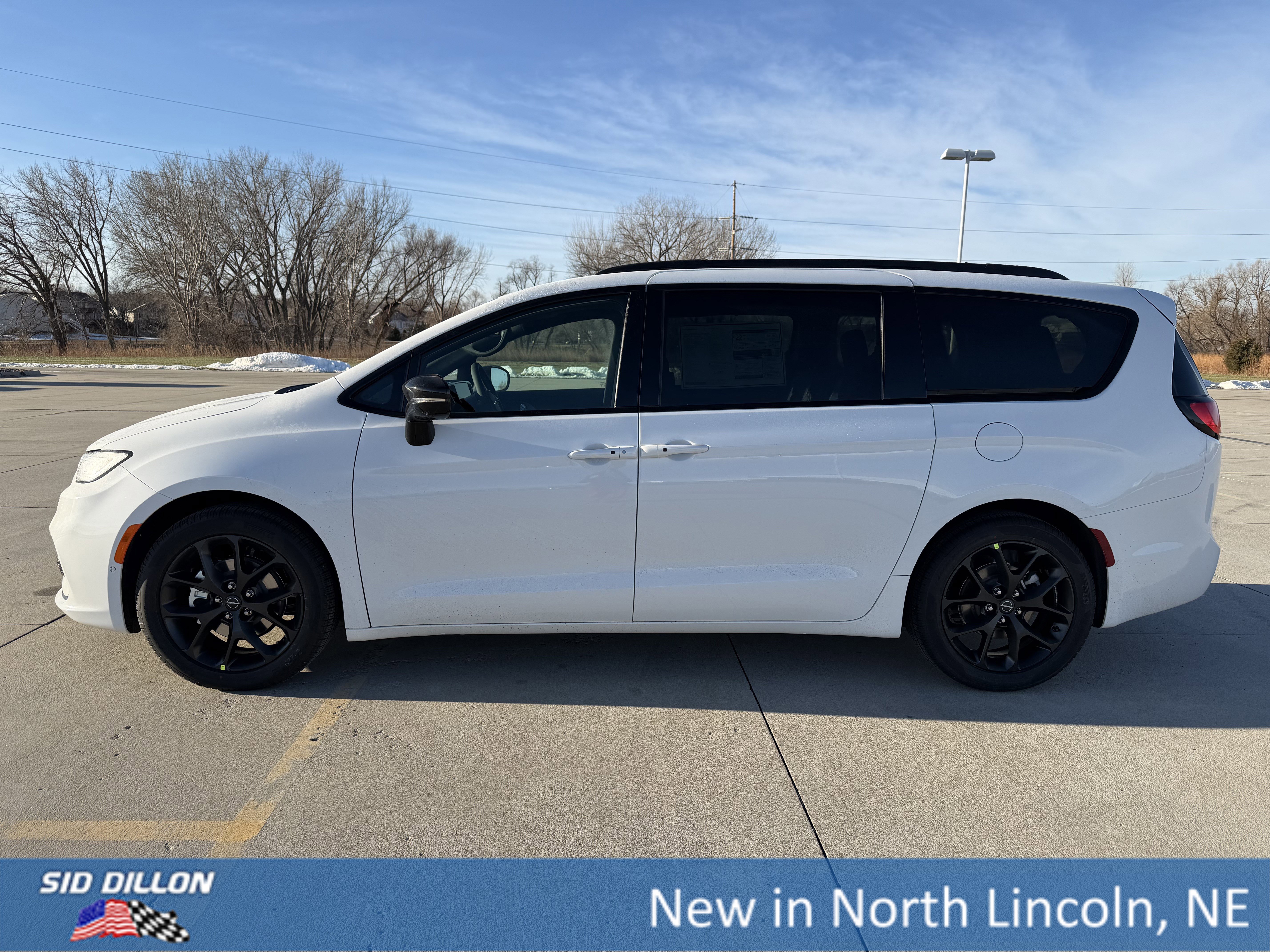 New 2026 Chrysler Pacifica Select w/ S Appearance Package image 2