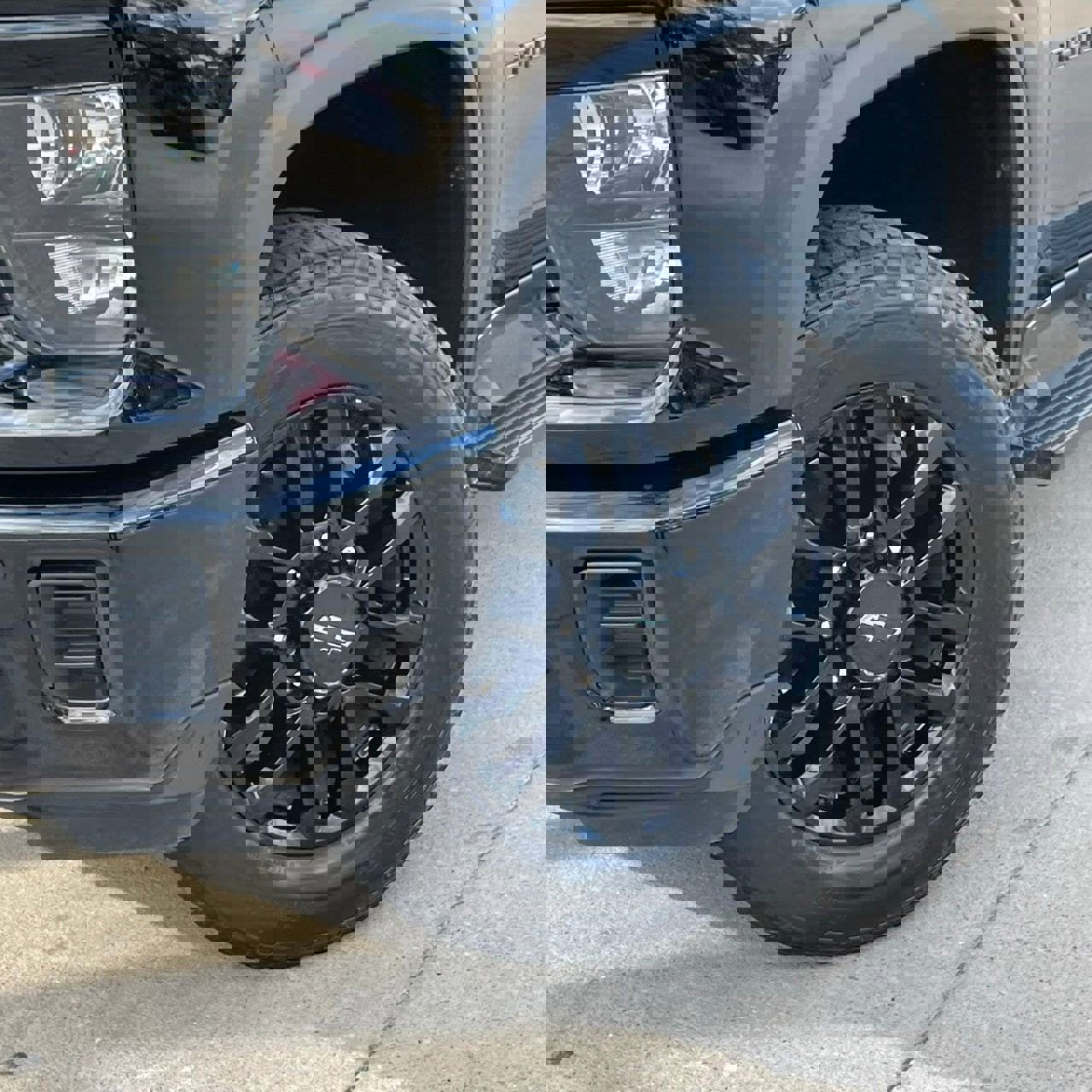 Used 2025 Chevrolet Silverado 2500 Custom w/ Custom Value Package image 9