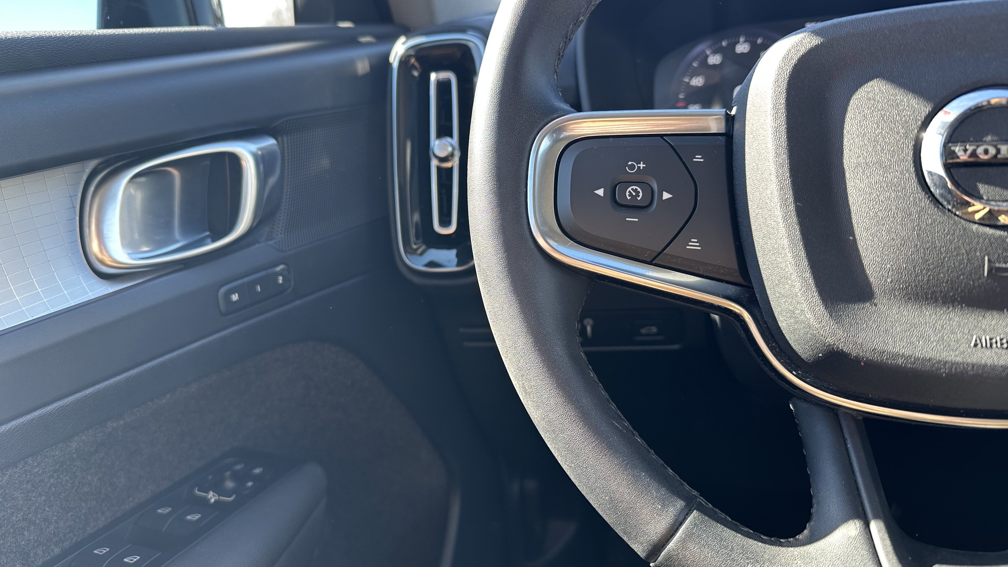 Used 2022 Volvo XC40 T5 Momentum w/ Premium Package image 20