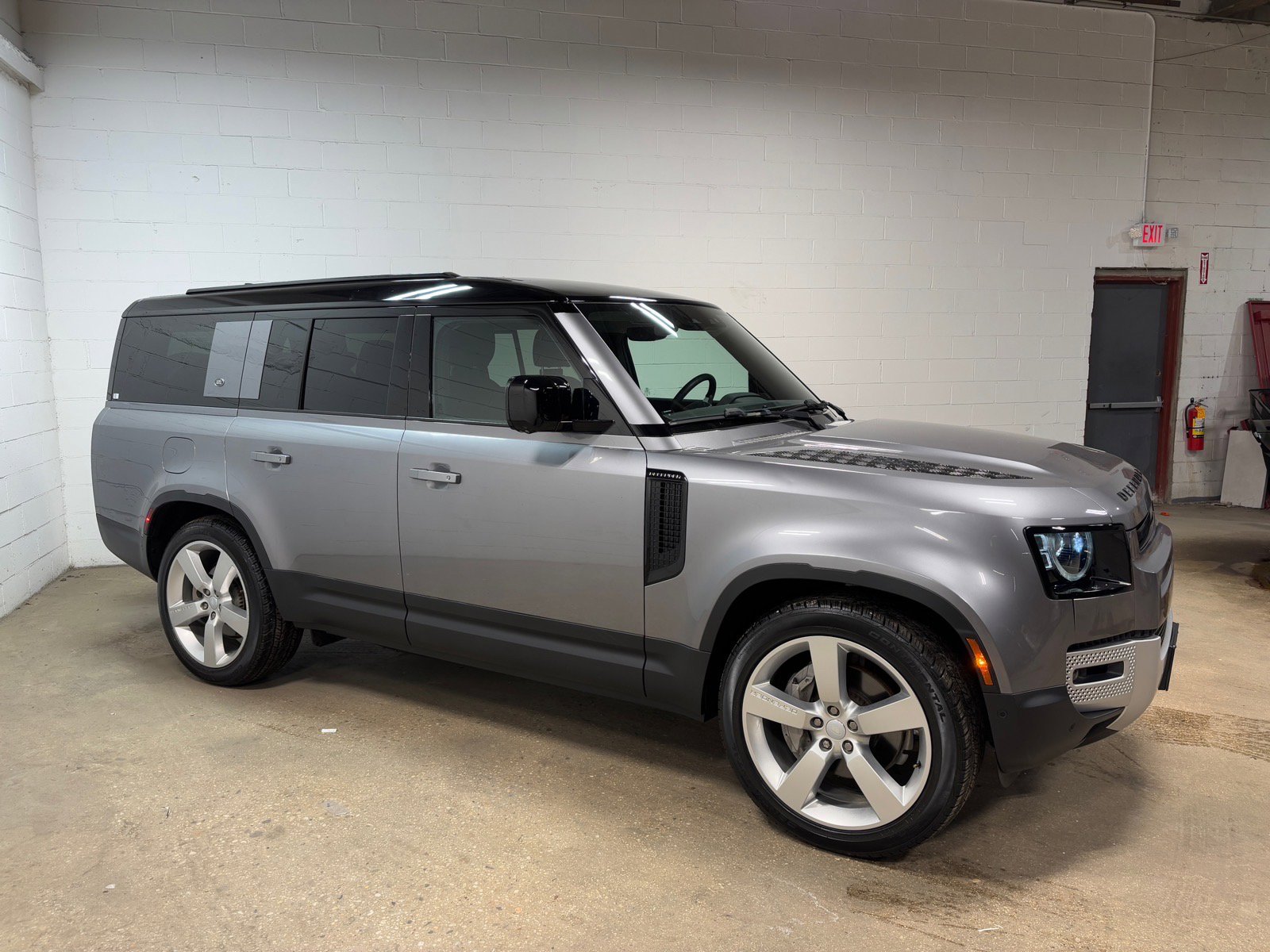 Used 2023 Land Rover Defender 130 SE image 5