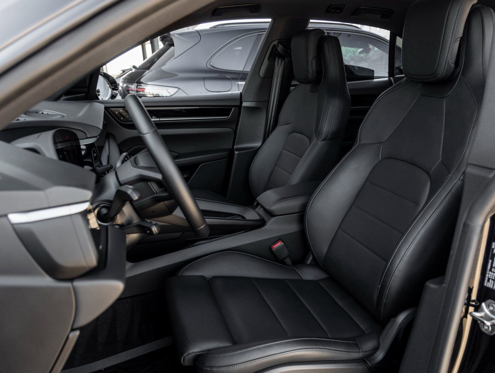 Certified 2025 Porsche Macan Electric image 5