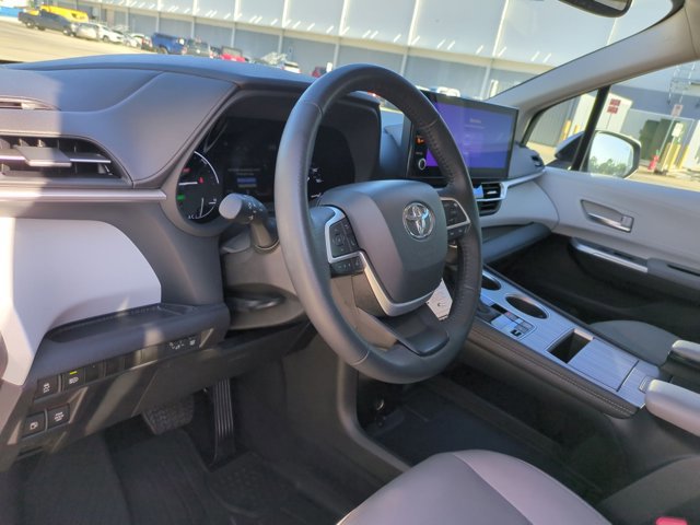 Used 2025 Toyota Sienna XLE image 10