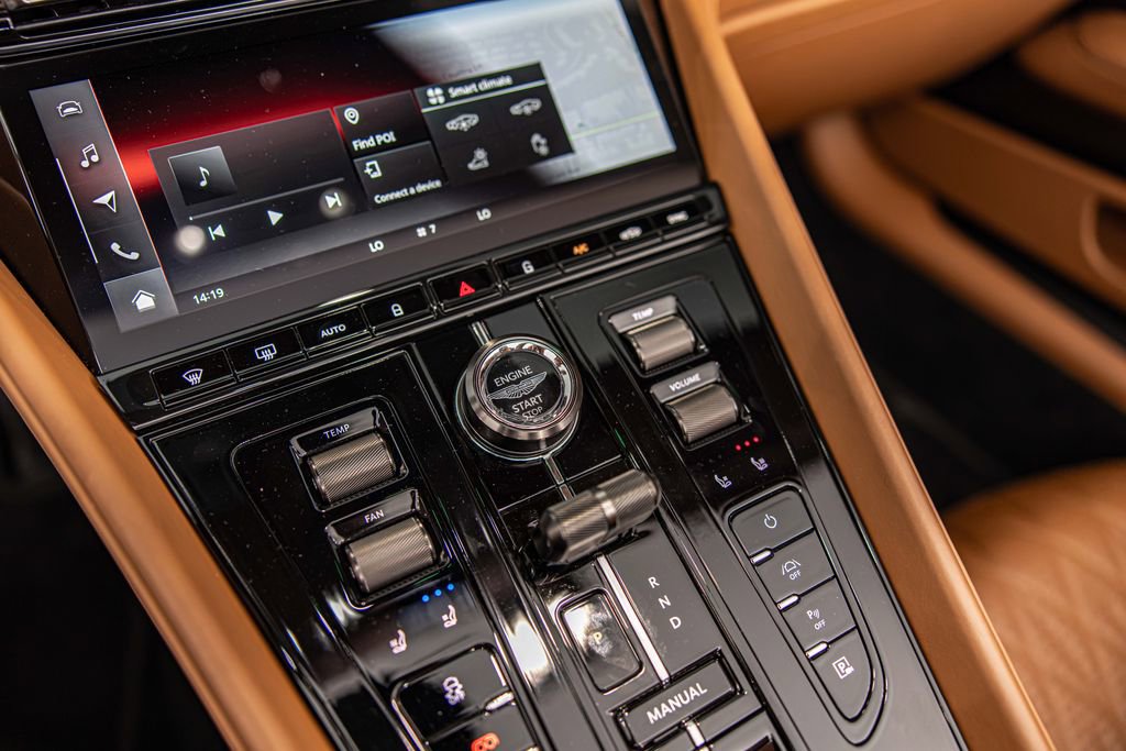 Used 2025 Aston Martin DB12 Convertible image 28