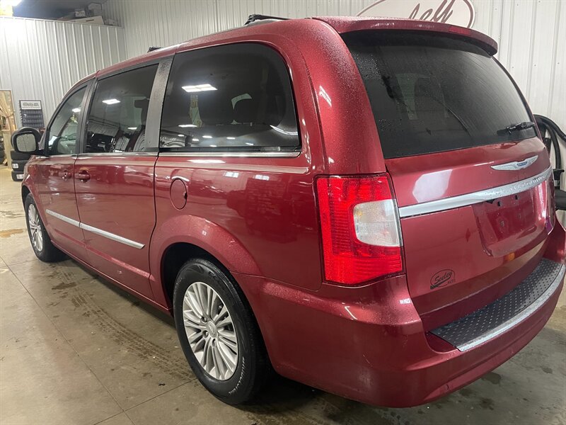 Used 2015 Chrysler Town & Country Touring-L FWD image 3