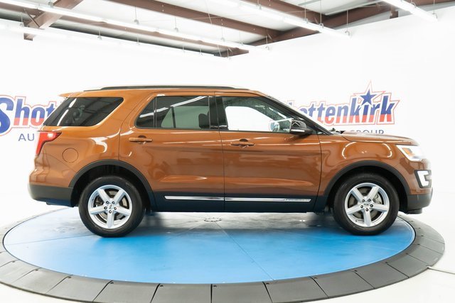 Used 2017 Ford Explorer XLT image 11