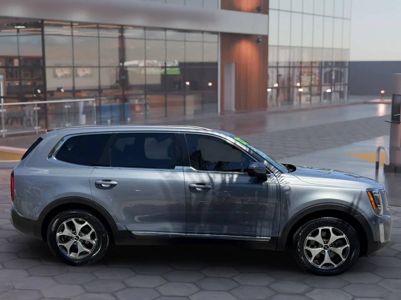 Used 2022 Kia Telluride EX w/ Towing Package AWD/4WD image 7