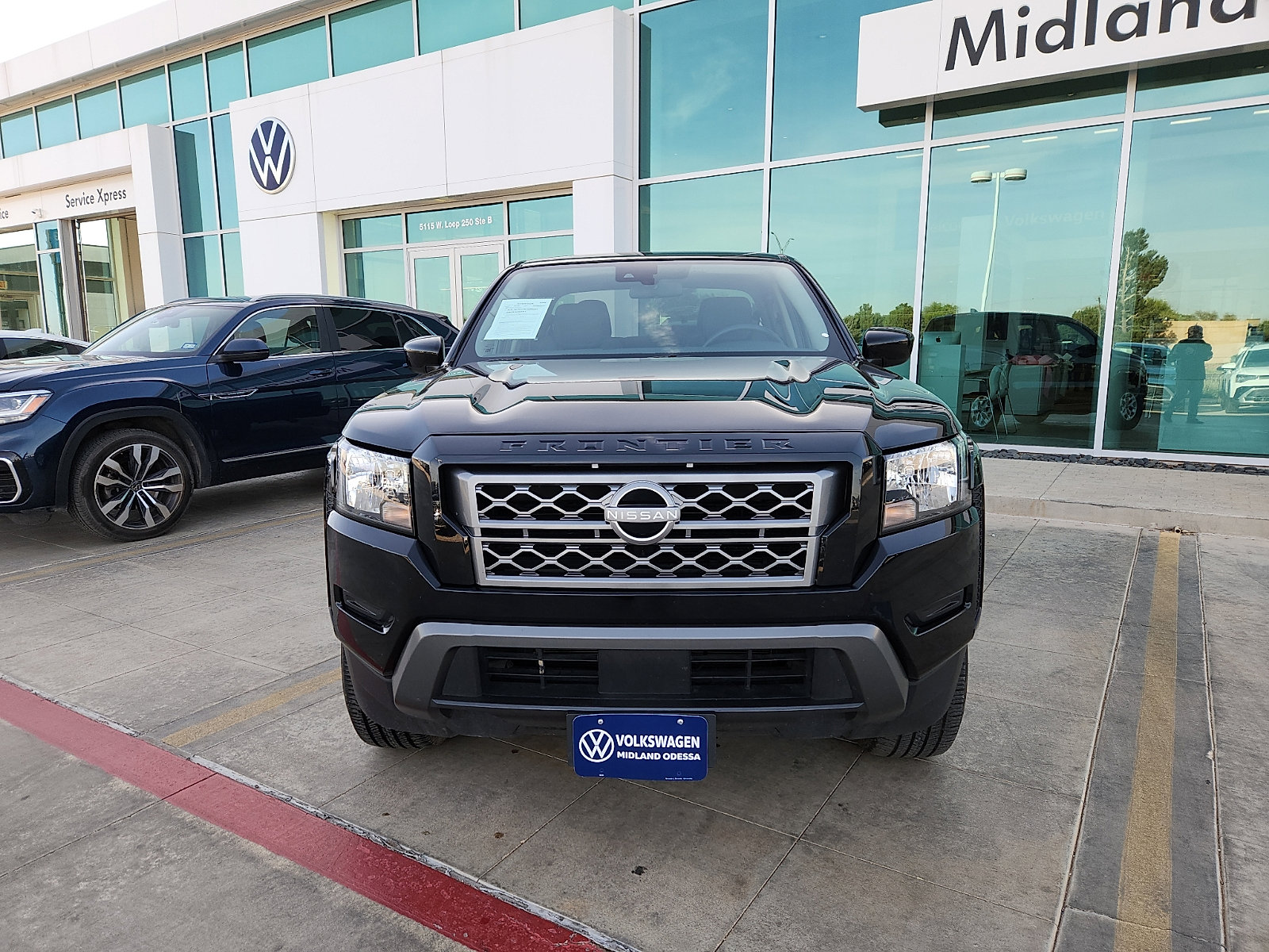 Used 2024 Nissan Frontier SV image 2
