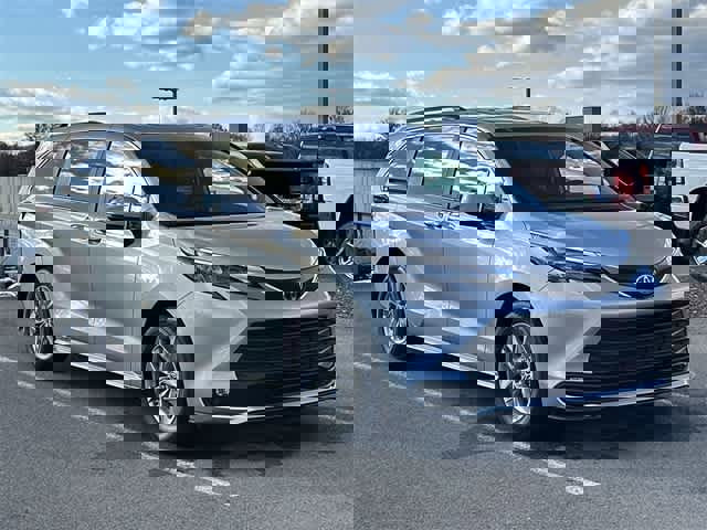 Used 2025 Toyota Sienna XLE image 33