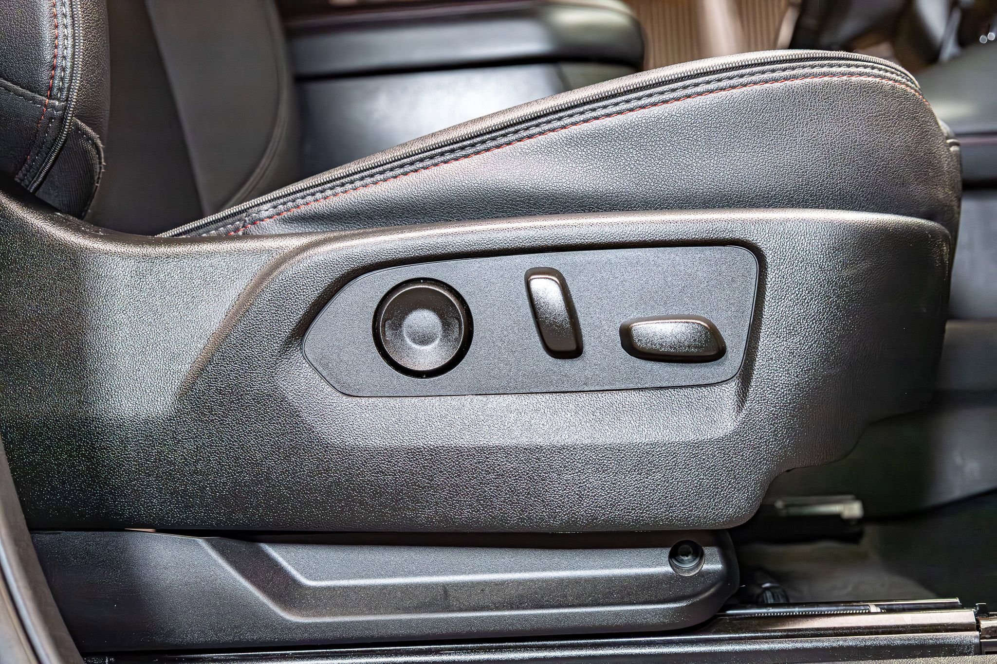 Used 2023 Chevrolet Suburban RST w/ Sport Performance Package image 26