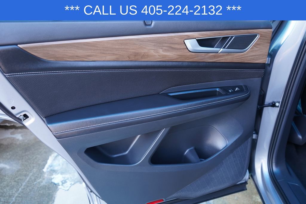 Used 2025 Volkswagen Atlas SE image 32