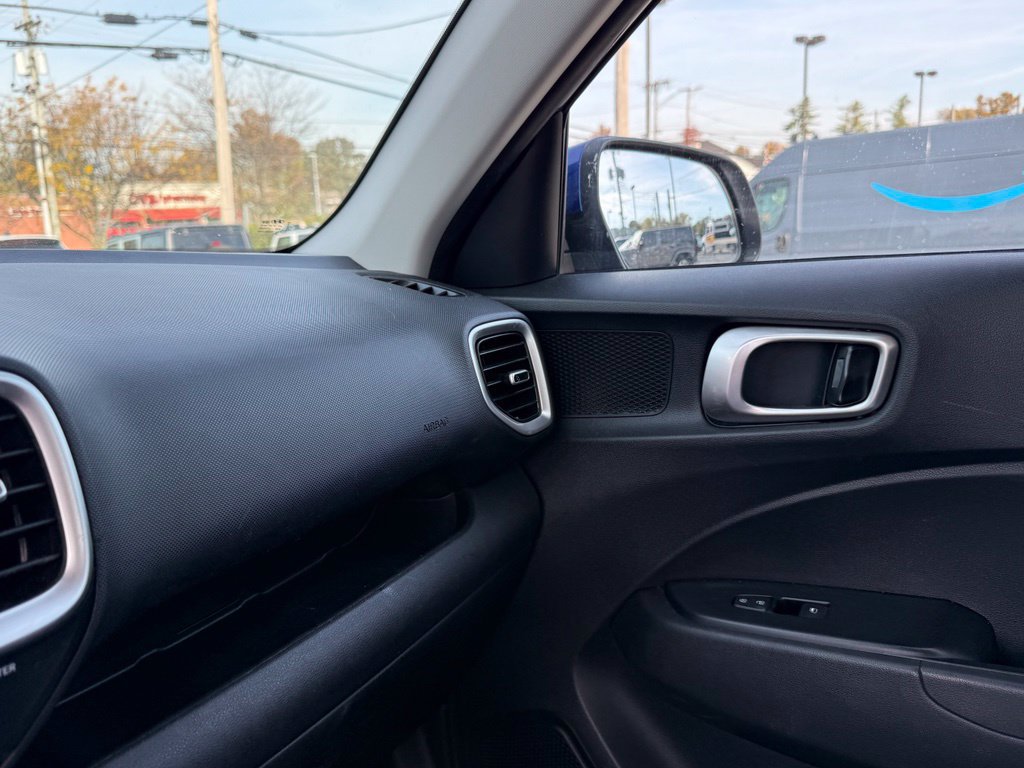 Used 2021 Hyundai Venue SE FWD image 22