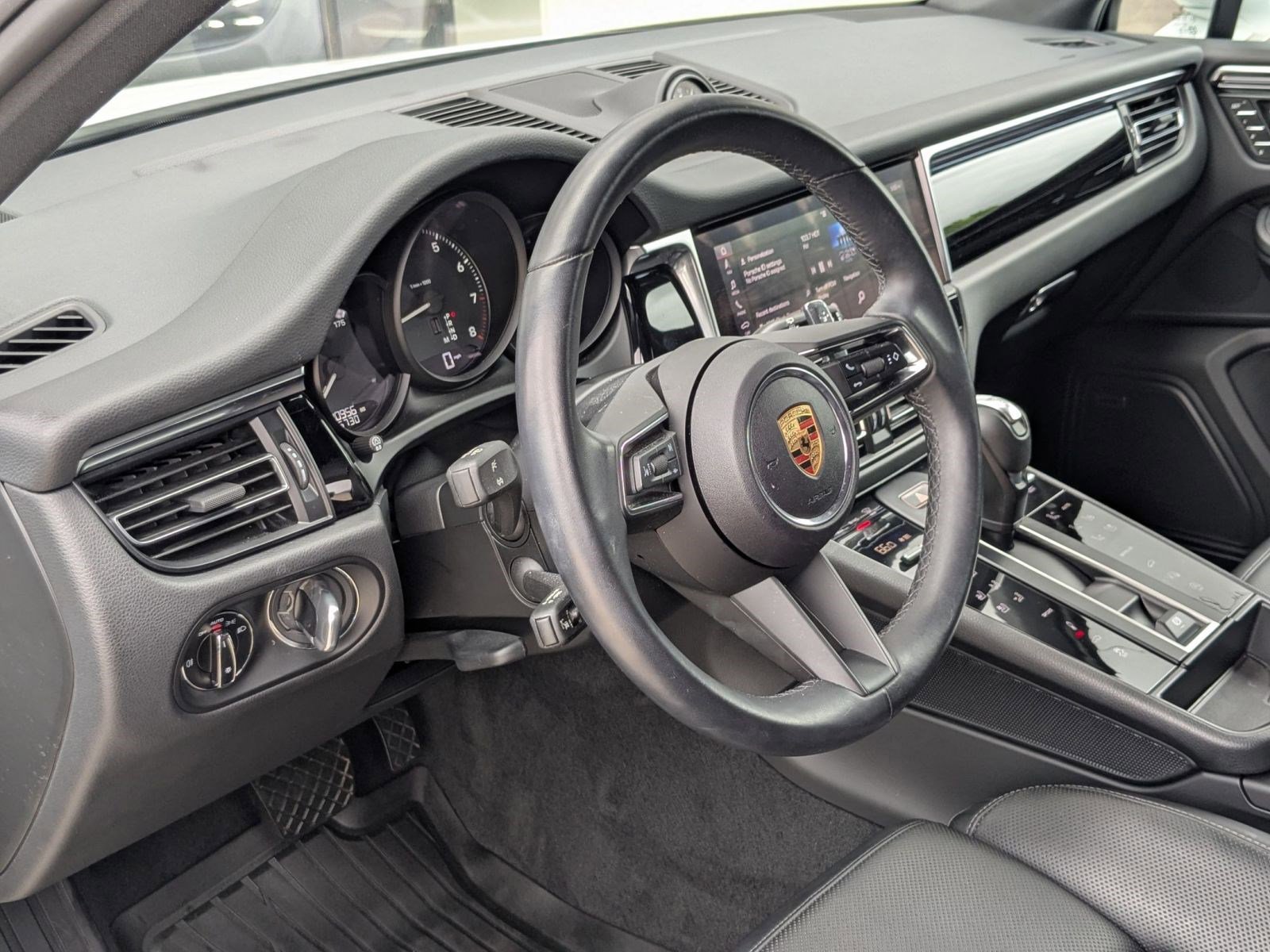 Certified 2024 Porsche Macan AWD/4WD image 4