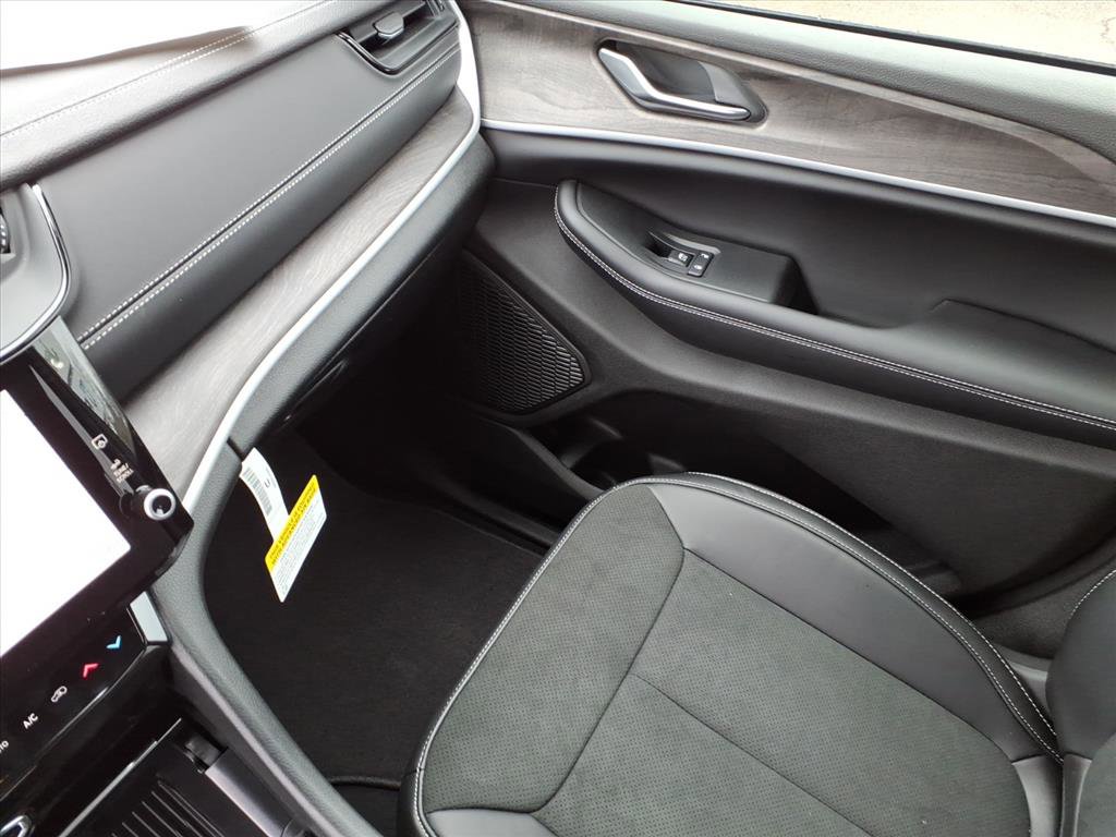 New 2026 Jeep Grand Cherokee Altitude image 30