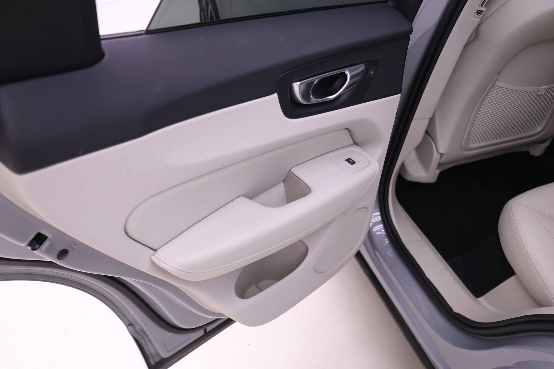 Certified 2024 Volvo XC60 B5 Plus w/ Protection Package Premier AWD/4WD image 18