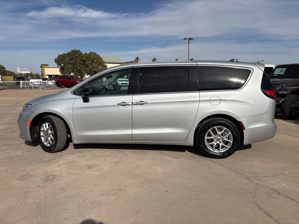 Used 2024 Chrysler Pacifica Touring-L FWD image 8
