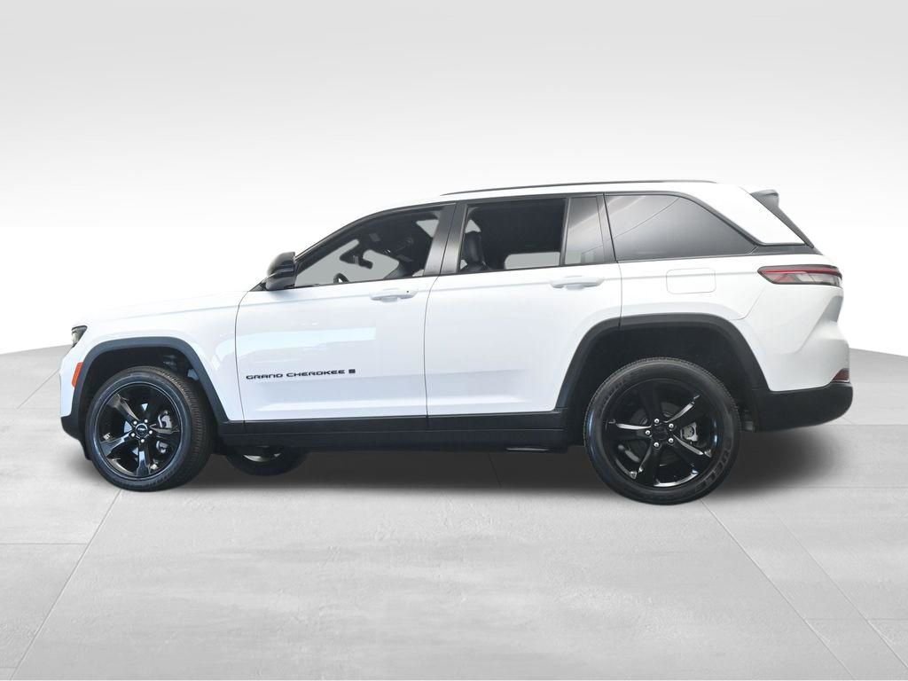 Used 2025 Jeep Grand Cherokee Altitude image 57