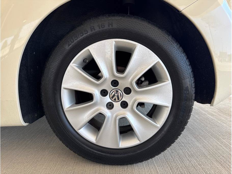 Used 2010 Volkswagen Beetle Final Edition FWD image 25