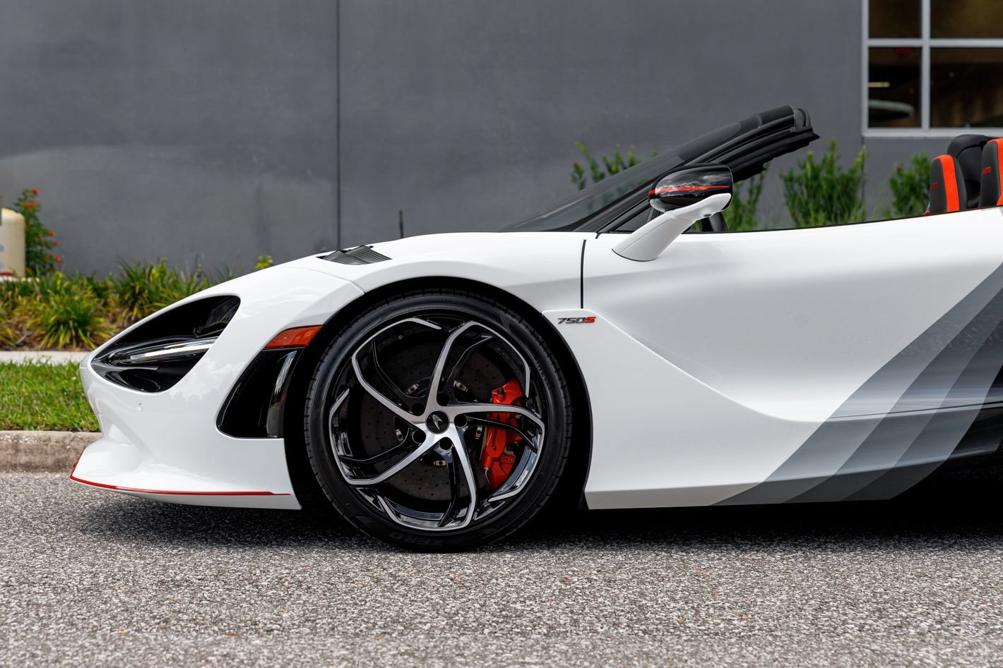 Used 2024 McLaren 750S Spider RWD image 31