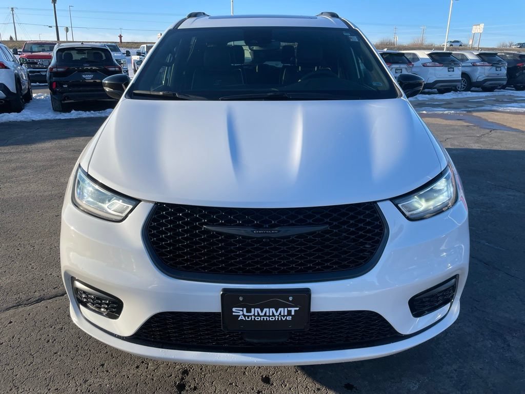 Used 2025 Chrysler Pacifica Limited FWD image 26