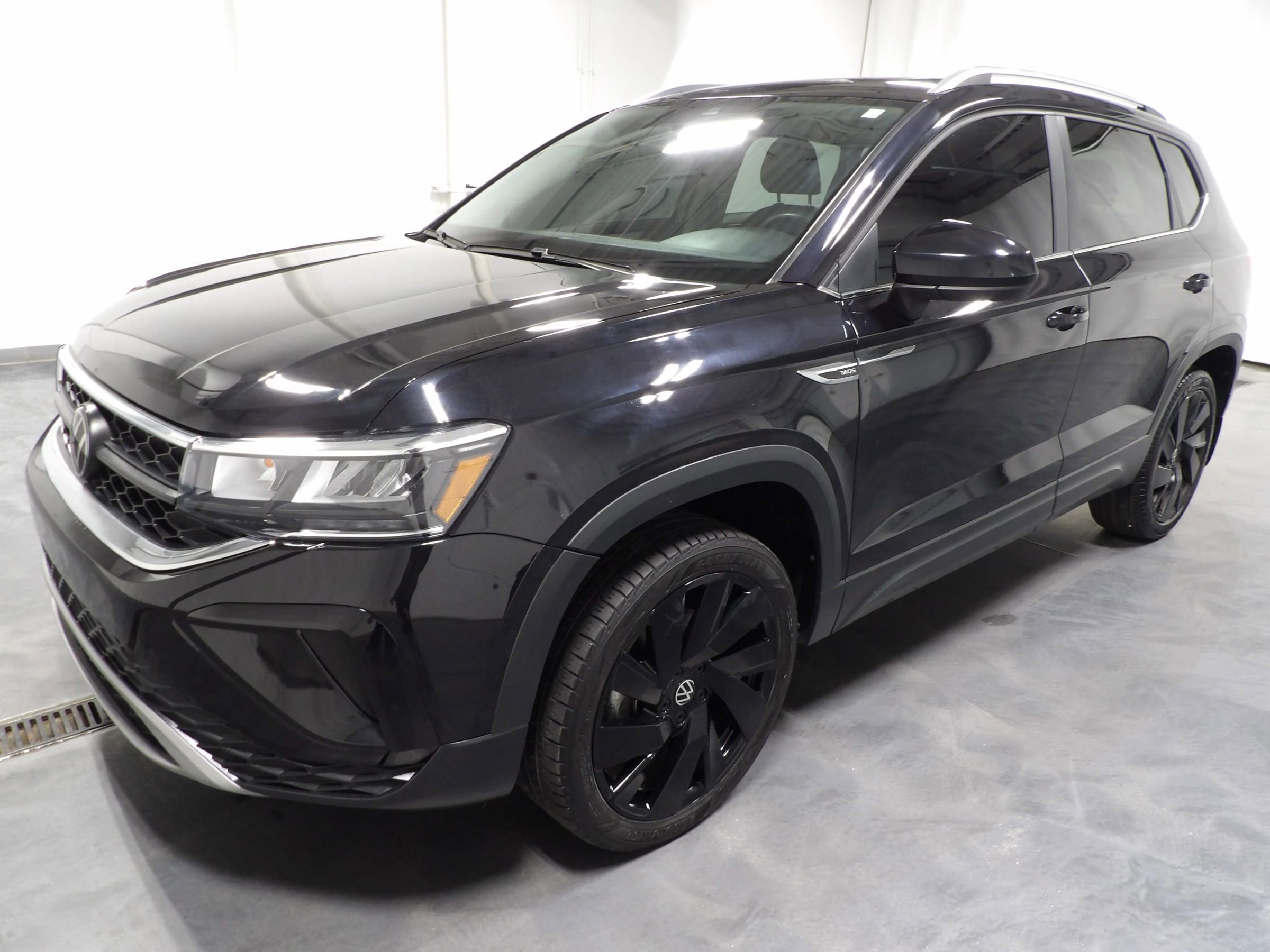 Used 2024 Volkswagen Taos SE w/ Panoramic Sunroof Package AWD/4WD image 4