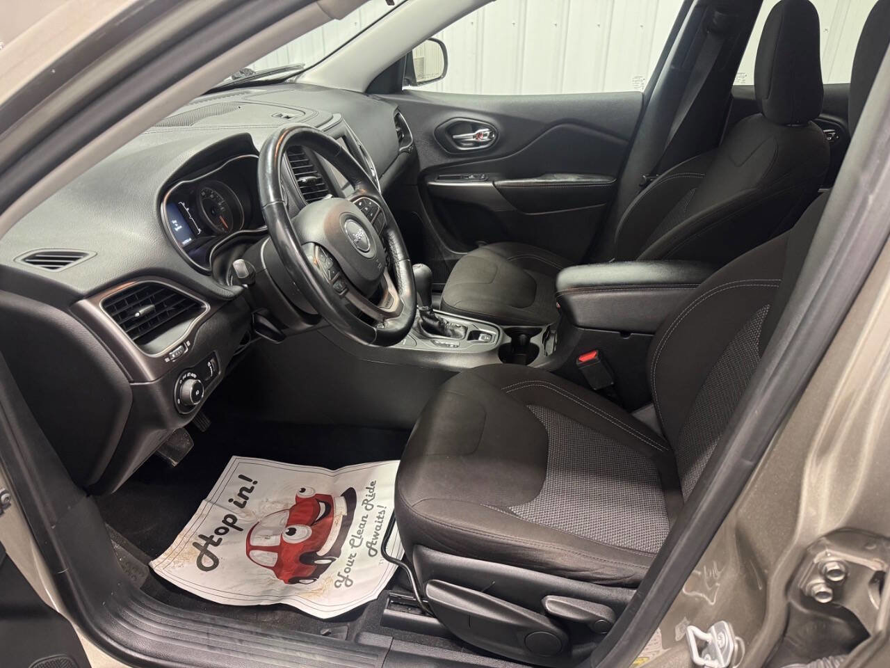 Used 2019 Jeep Cherokee Latitude w/ Cold Weather Group image 9