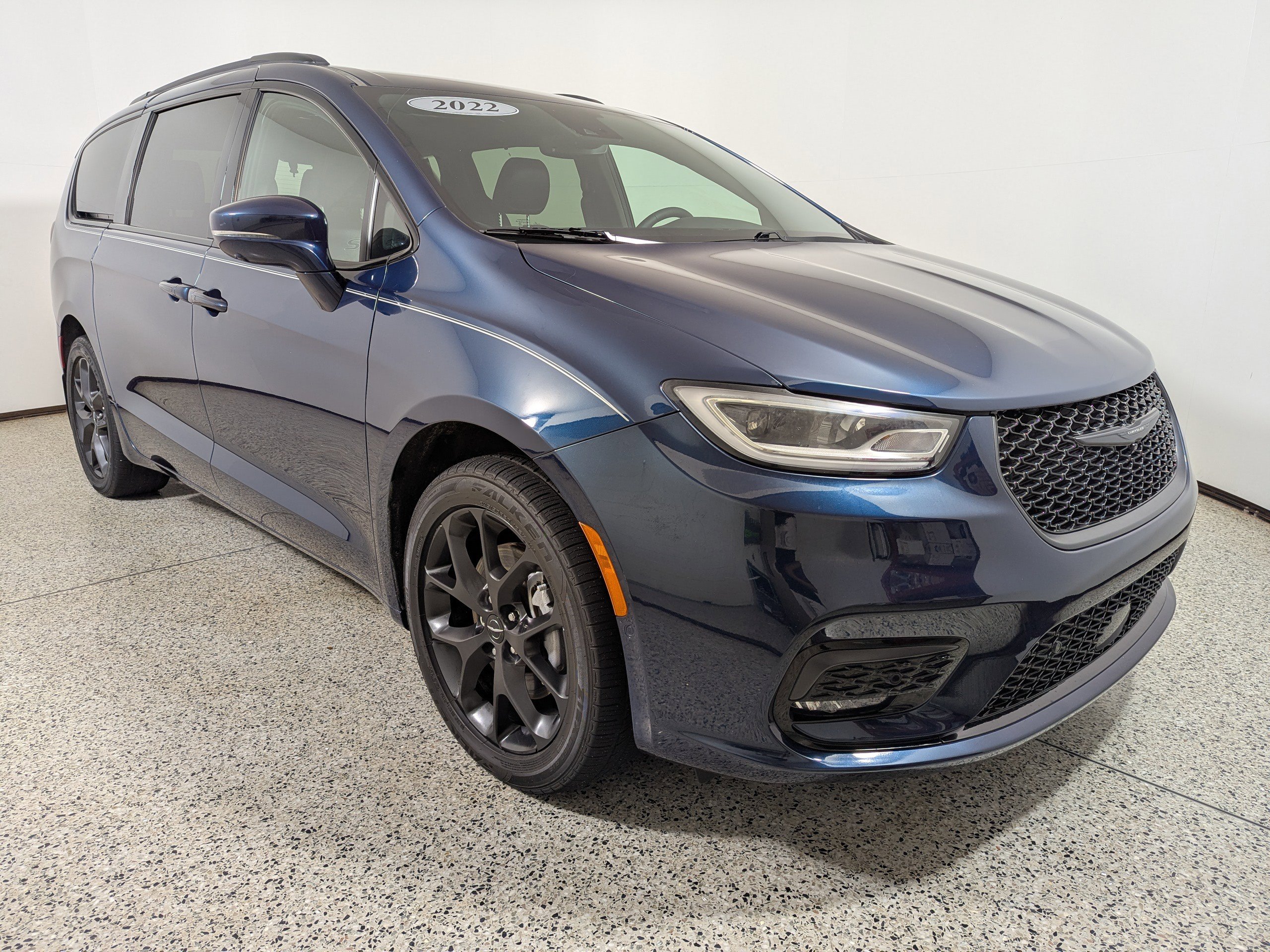 Used 2022 Chrysler Pacifica Touring-L w/ Uconnect Theater Family Group image 1
