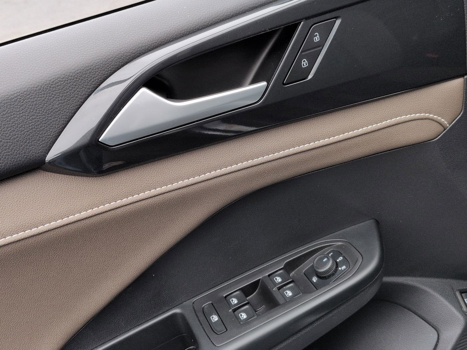 Used 2022 Volkswagen Taos SEL image 15