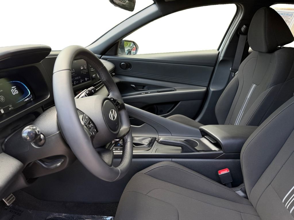 Used 2025 Hyundai Elantra Sport FWD image 9