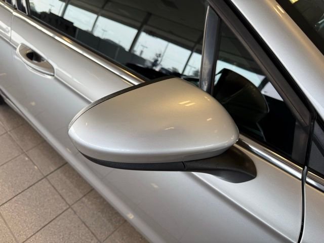 Used 2017 Ford Fusion SE w/ Fusion SE Technology Package image 11