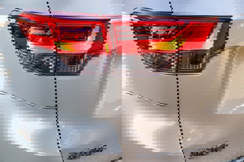 Used 2017 Toyota Highlander SE image 9