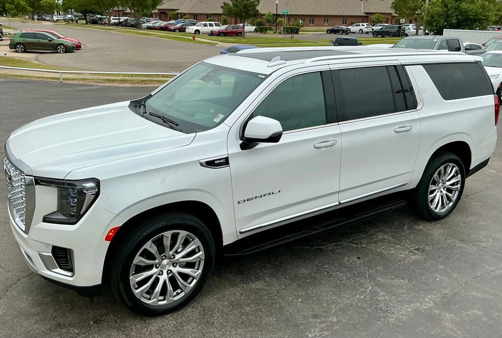 Used 2022 GMC Yukon XL Denali AWD/4WD image 5