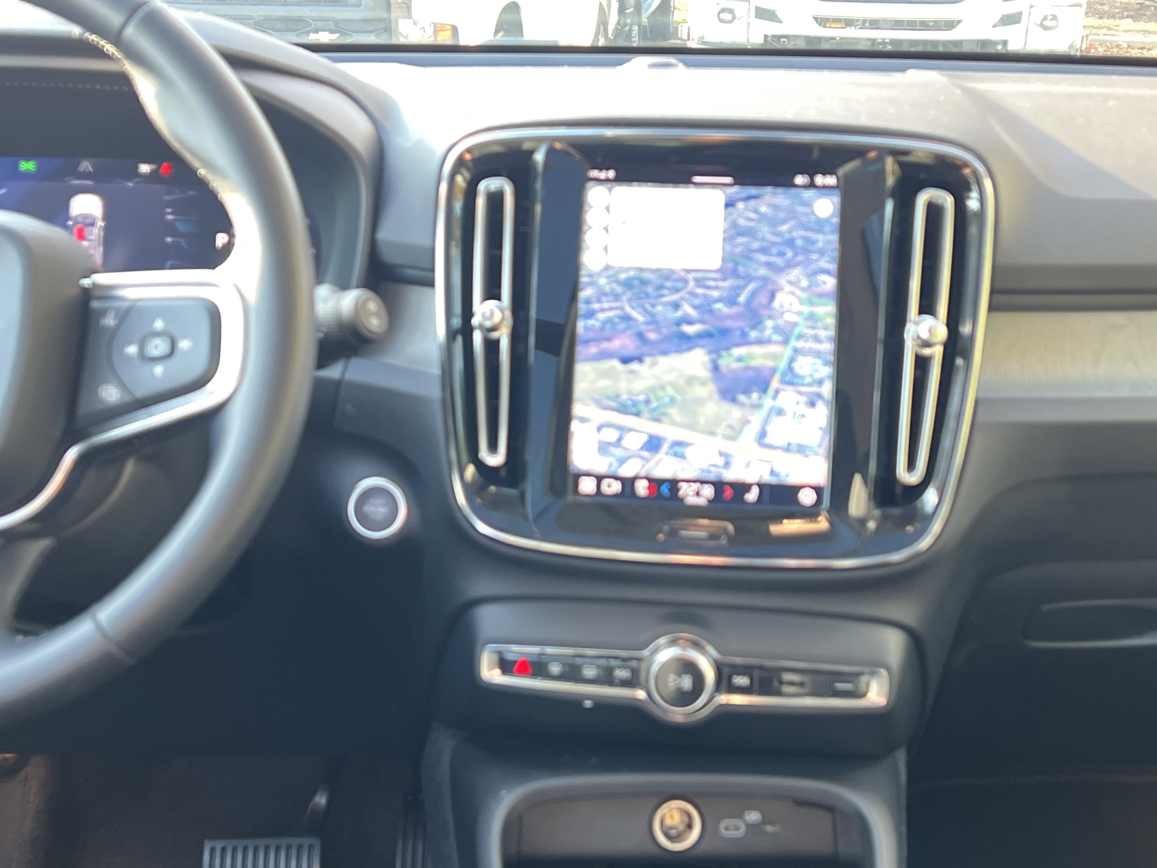 Used 2025 Volvo XC40 B5 Plus image 30