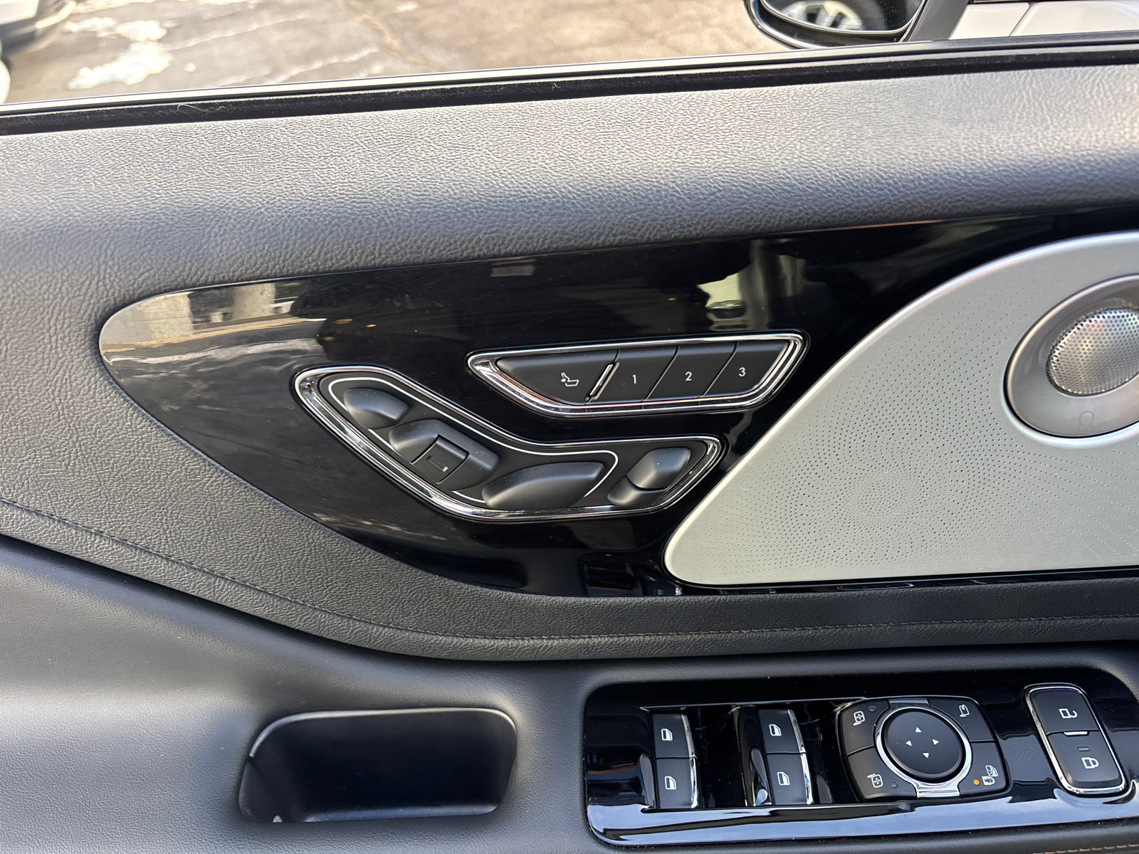 Certified 2025 Lincoln Aviator Reserve w/ Equipment Group 201A image 12