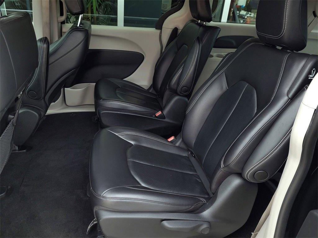 Used 2022 Chrysler Pacifica Touring-L image 12