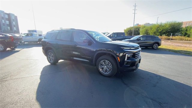Used 2024 Chevrolet Traverse LT image 2