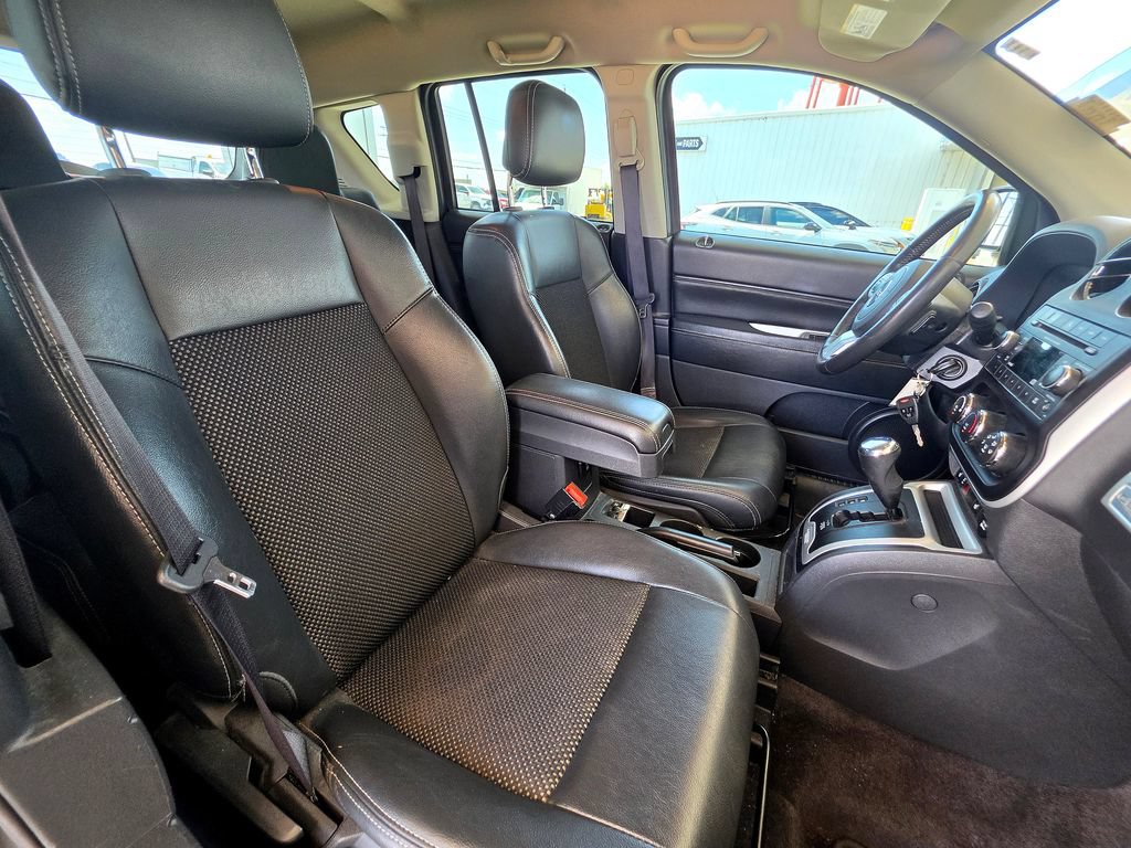 Used 2017 Jeep Compass Latitude AWD/4WD image 24