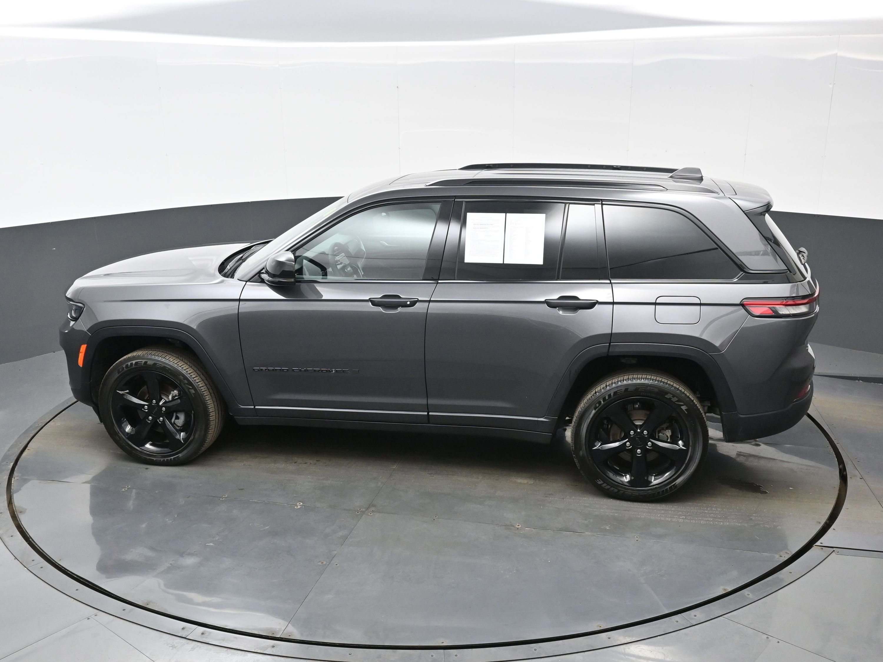 Used 2024 Jeep Grand Cherokee Altitude image 33