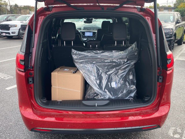 New 2026 Chrysler Pacifica Limited w/ S Appearance Package FWD image 7