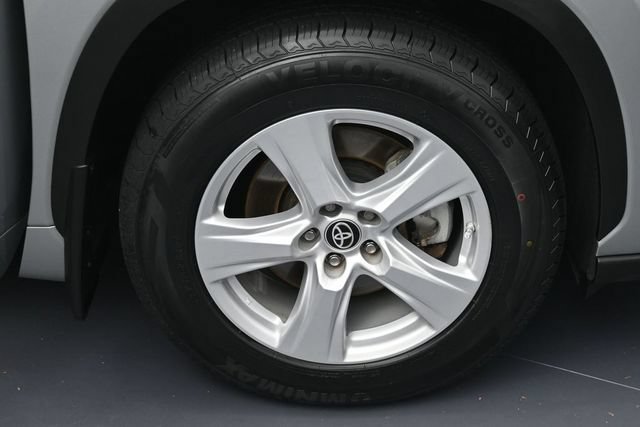 Used 2023 Toyota Highlander LE AWD/4WD image 6